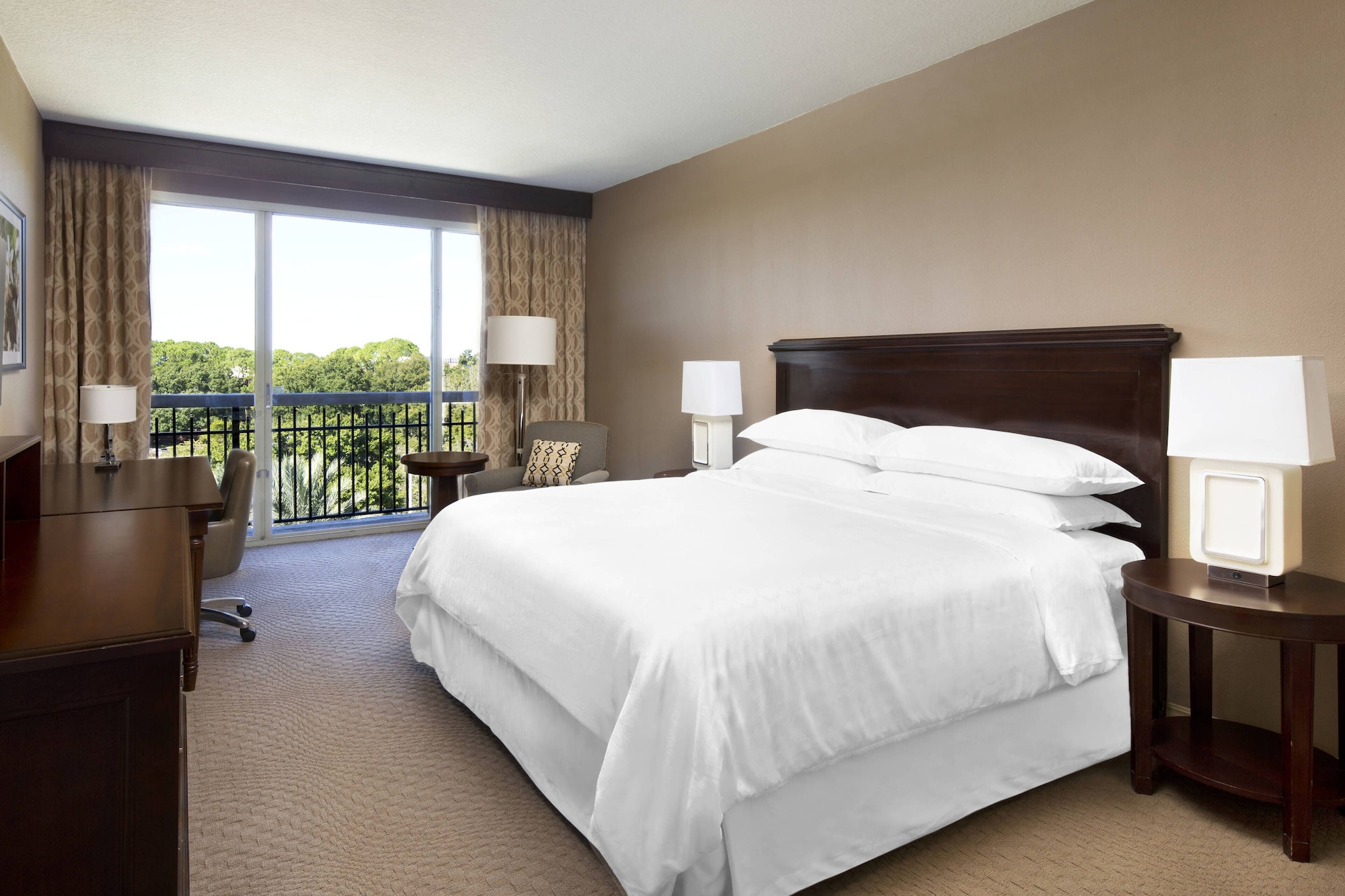 DELUXE, KING BED