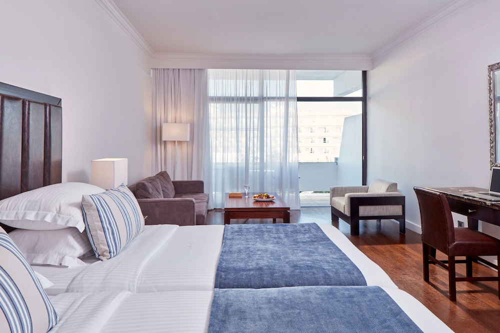 Grecian Bay Hotel 25/75