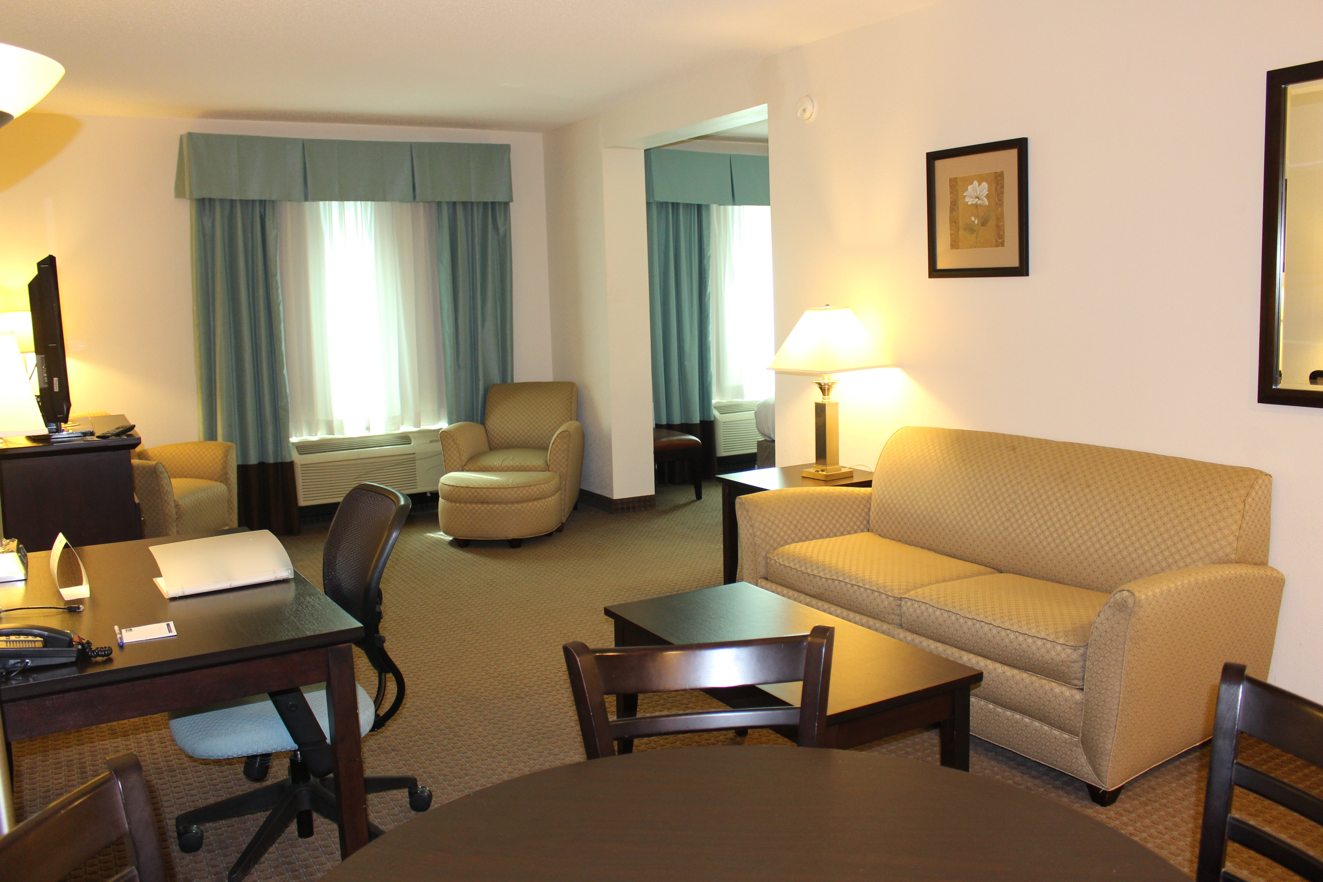 Holiday Inn Express Suites Mobile West I 10 22/40