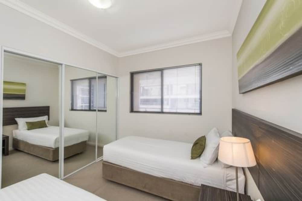 Dolphin Quay Apartments 12/71
