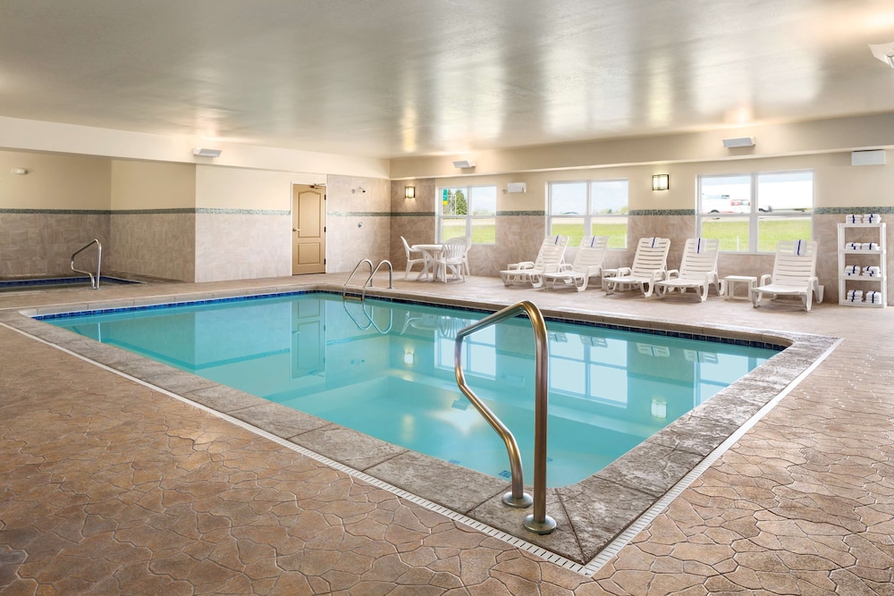 Country Inn & Suites by Radisson, Rossford - Toledo South 2/28