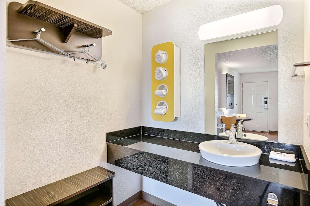 Motel6 Oakland, CA - Embarcadero 46/48