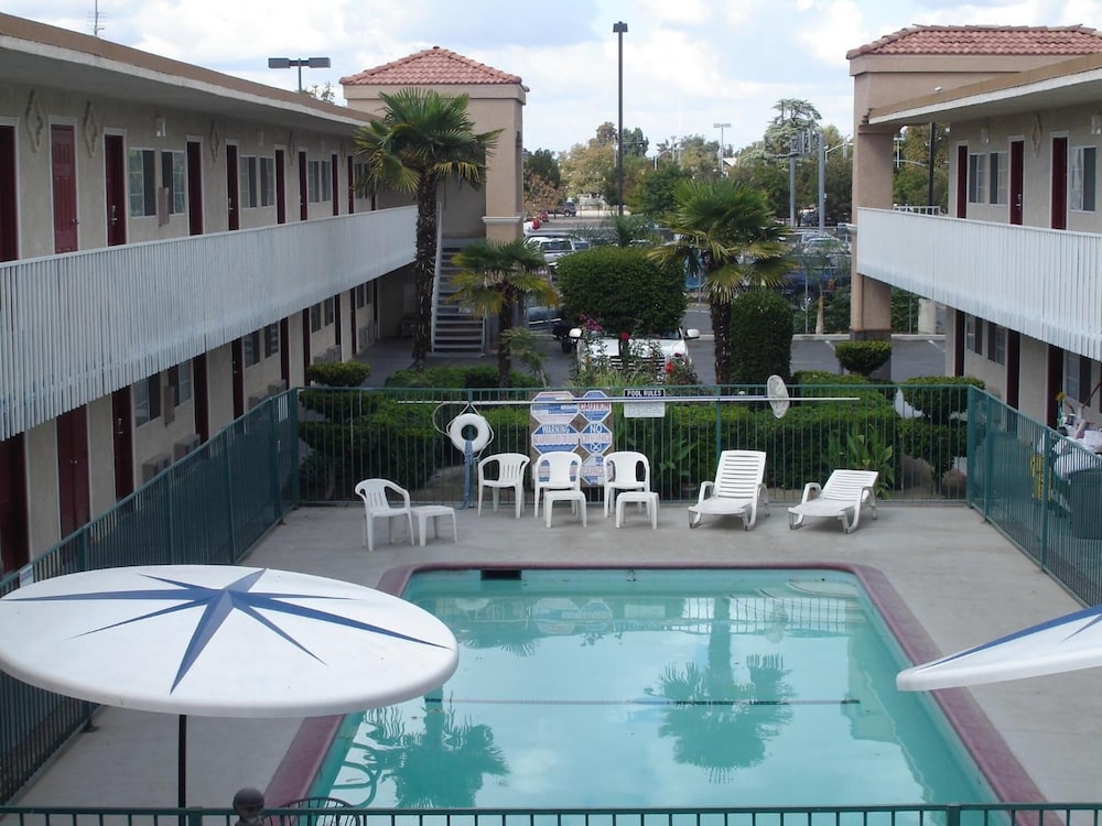 Dream Inn Fresno 43/50