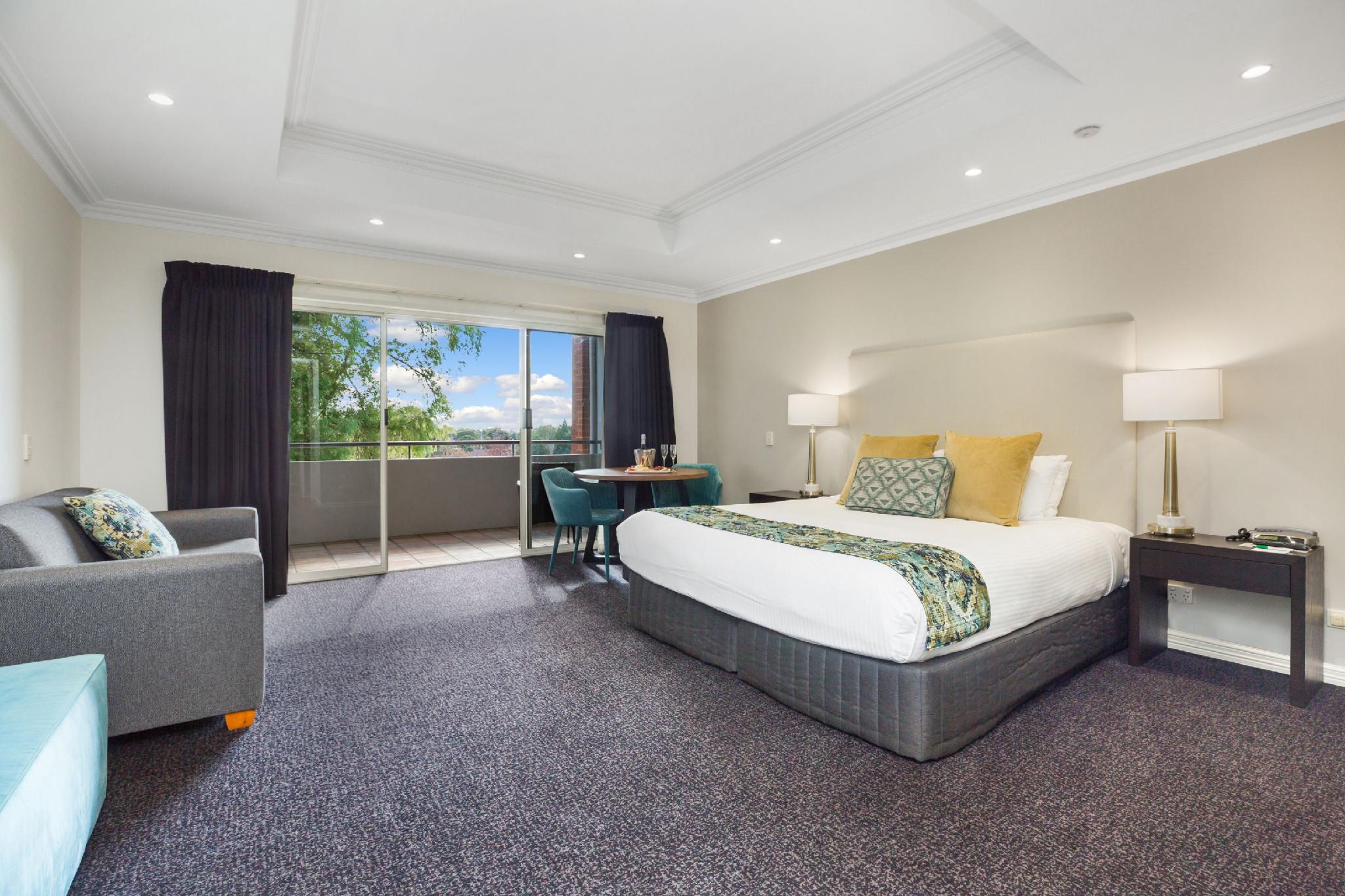 Spa, Suite, King Bed, Sofa
