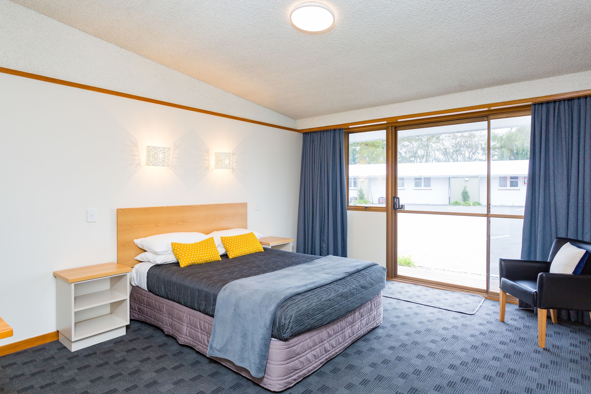 STANDARD, QUEEN BED