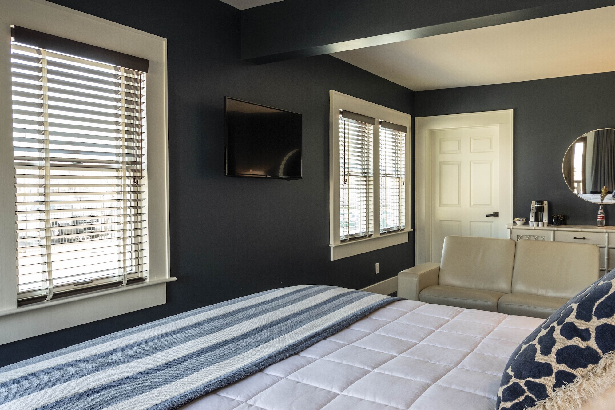 ROOM 7, COMFORT, KING BED
