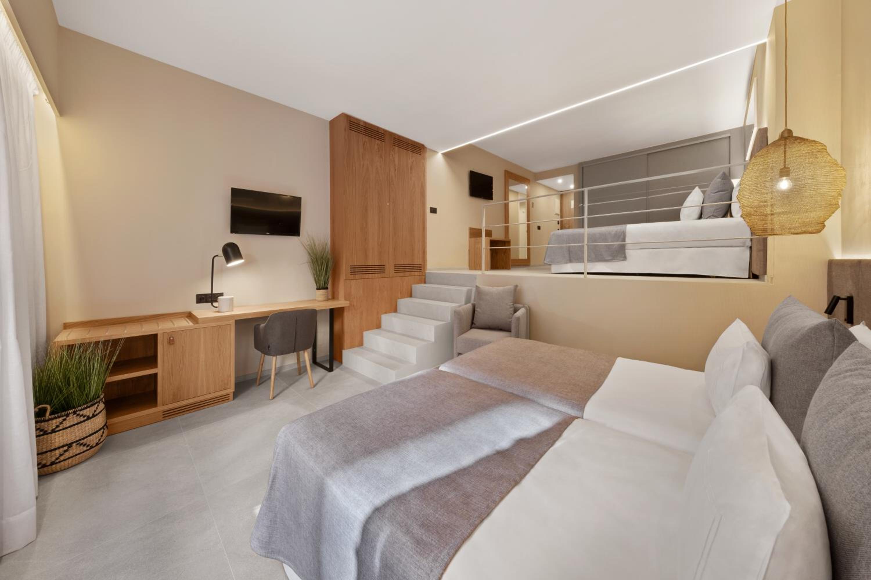 ROOM, QUADRUPLE