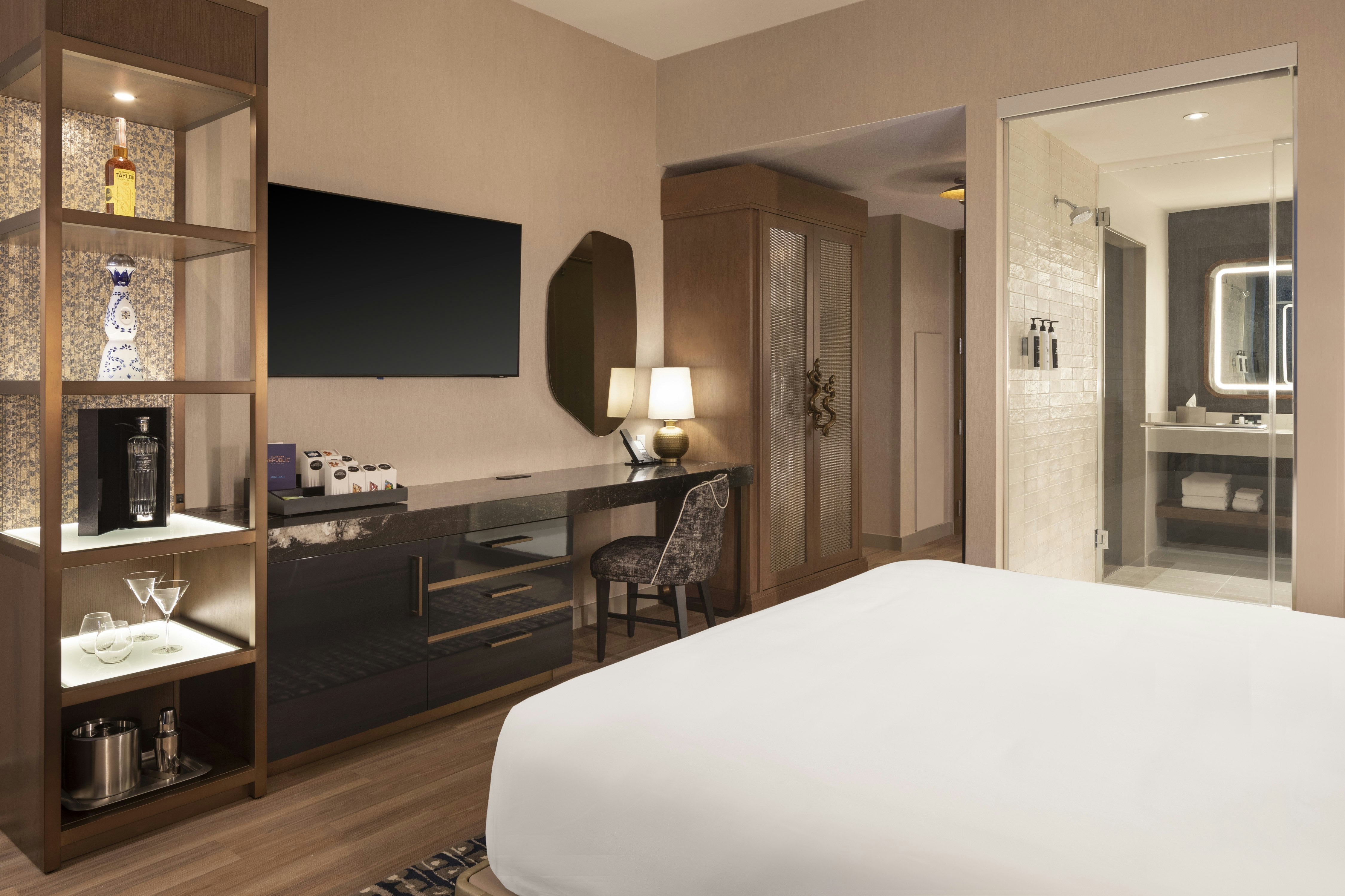ROOM, KING BED