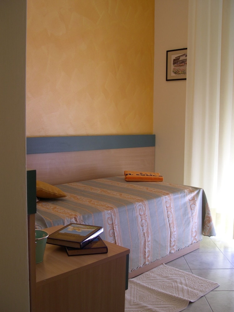 ROOM, SINGLE