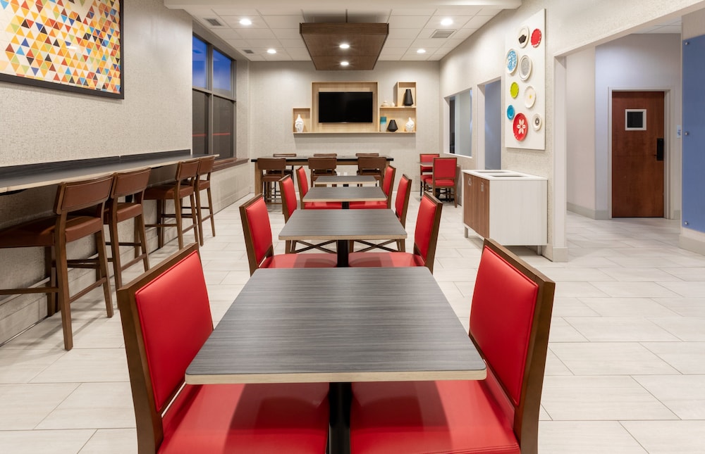 Holiday Inn Express Suites Minneapolis Downtown 41/57