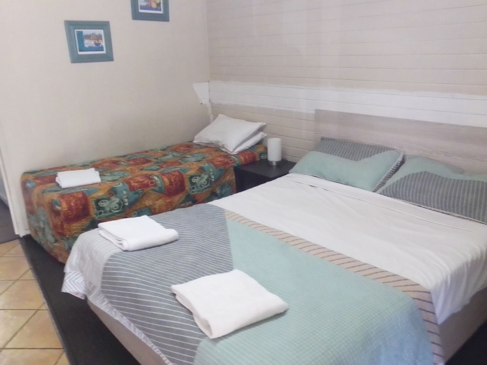 Paradise Motel 6/34