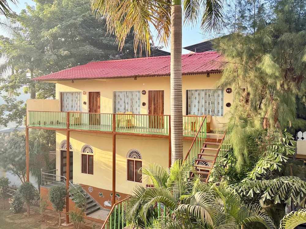 RAJ PALACE 1/50