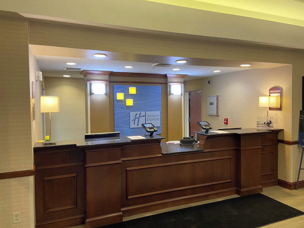 Holiday Inn Express Hotel And Suites Grand Forks 11/75
