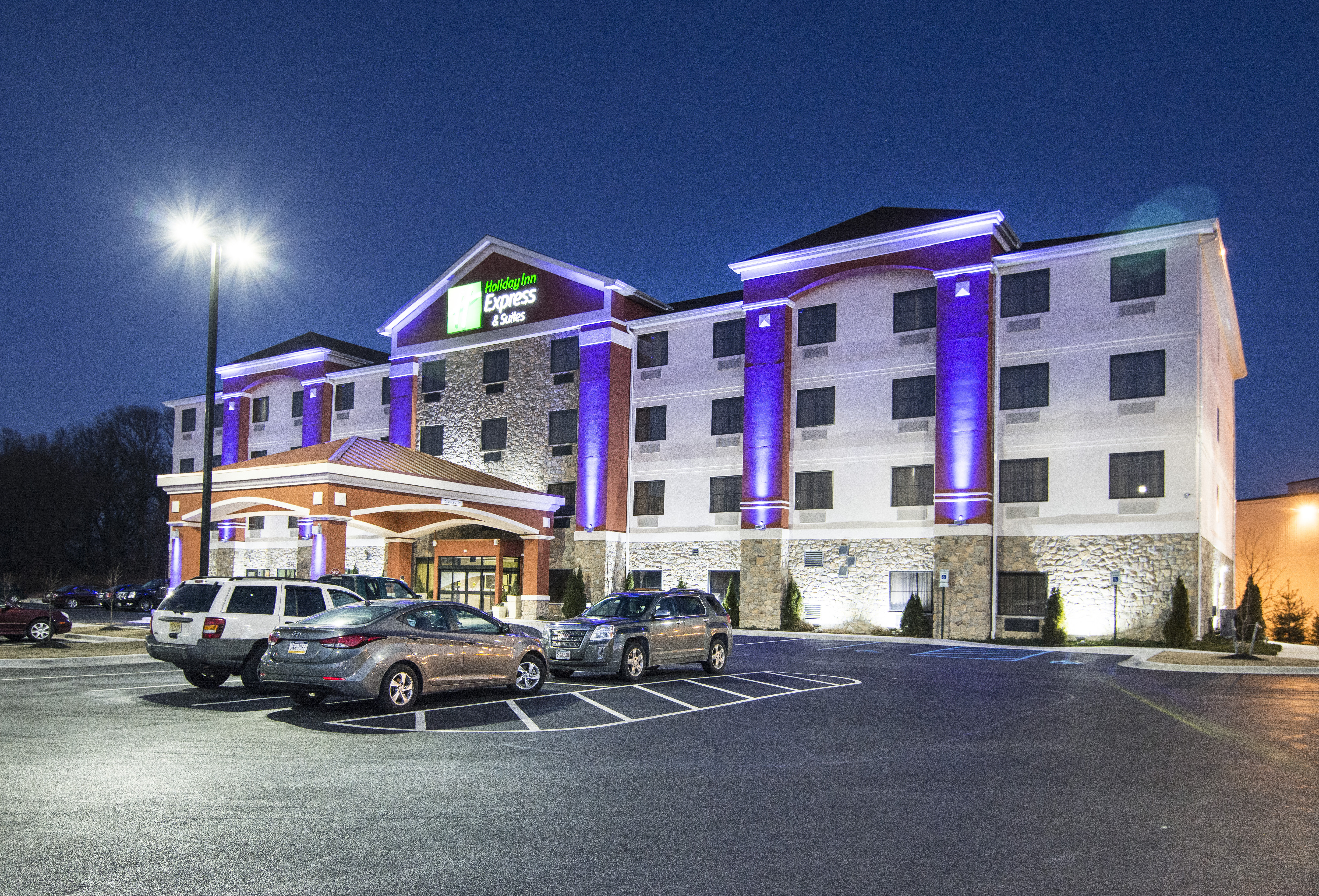 Holiday Inn Express Suites Elkton University Area 18/19