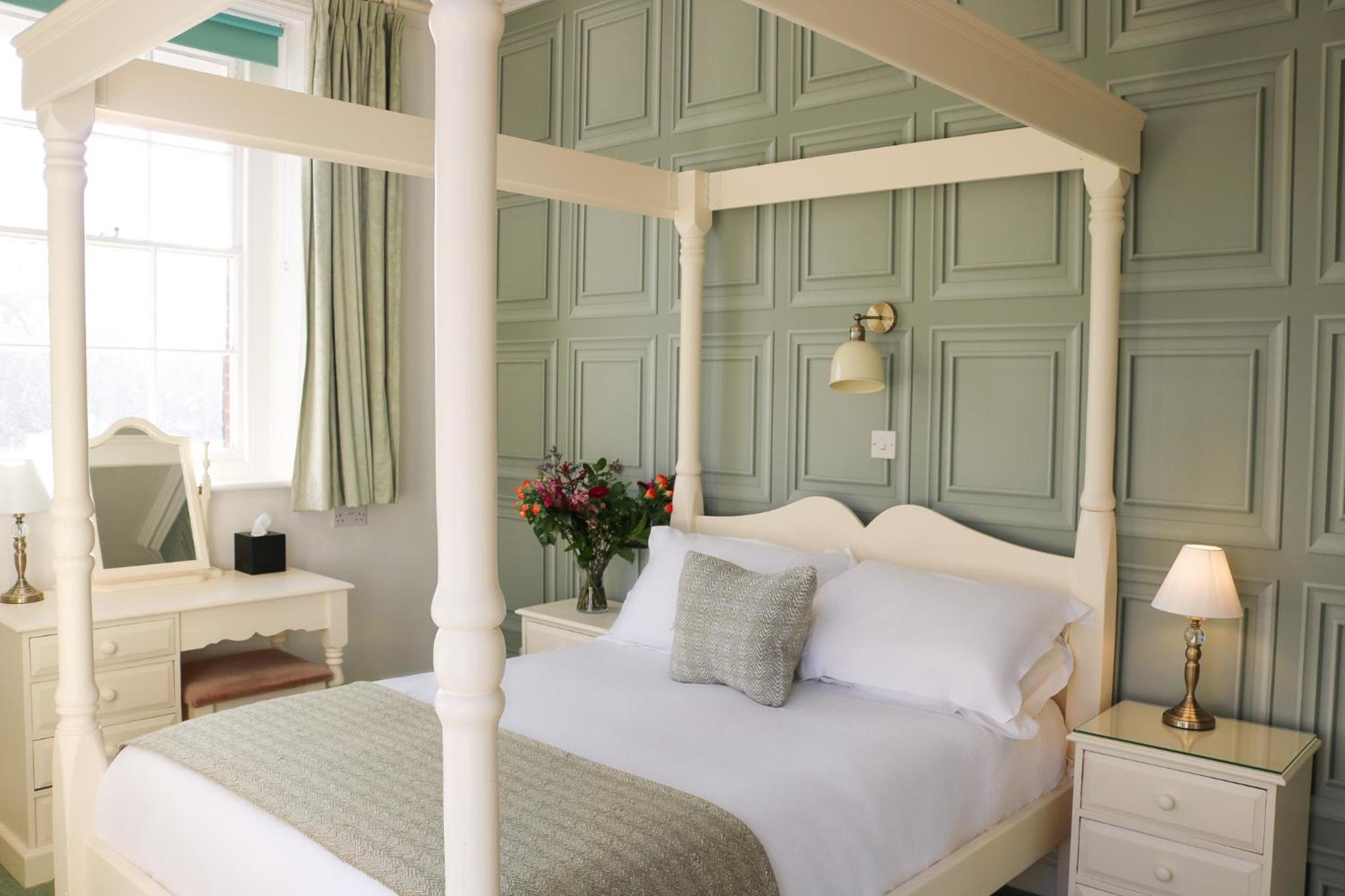 Four Poster, Classic, Superior 5/10