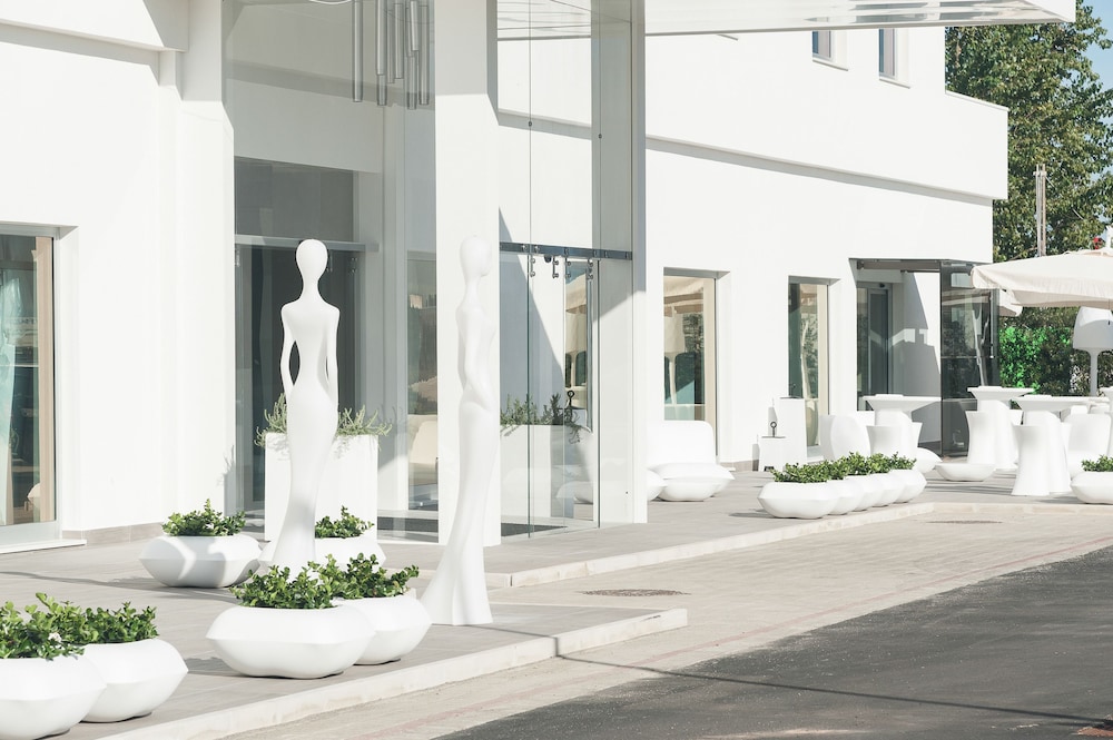 8piuhotel 3/50