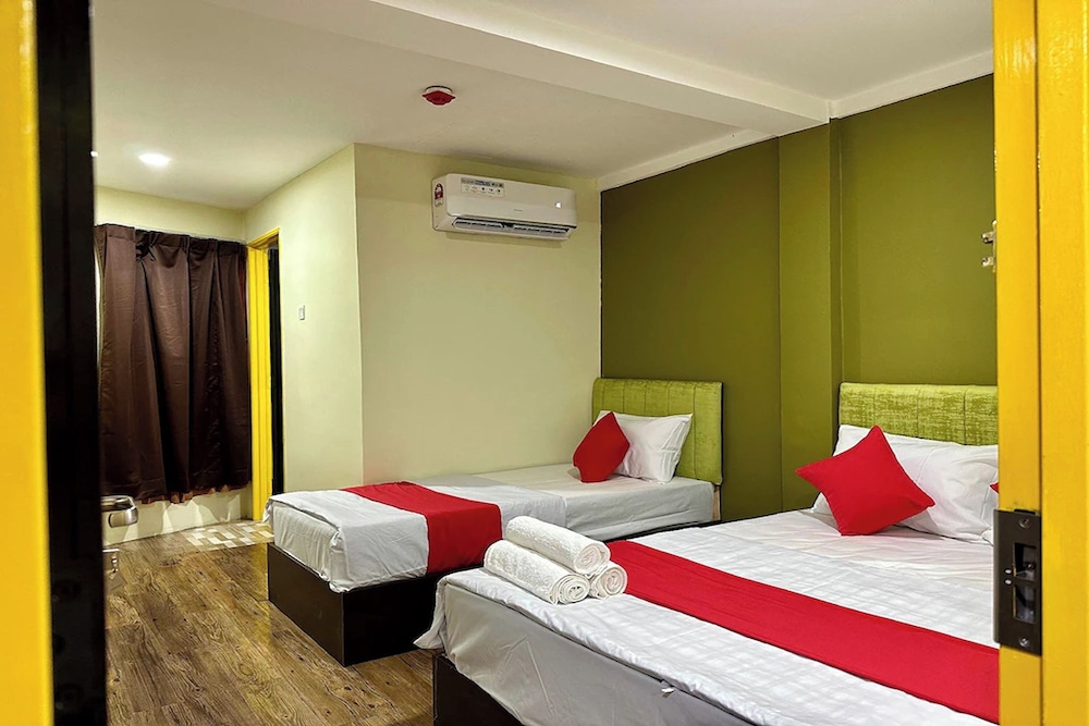Family Suite, 1 Queen and 1 Single Bed