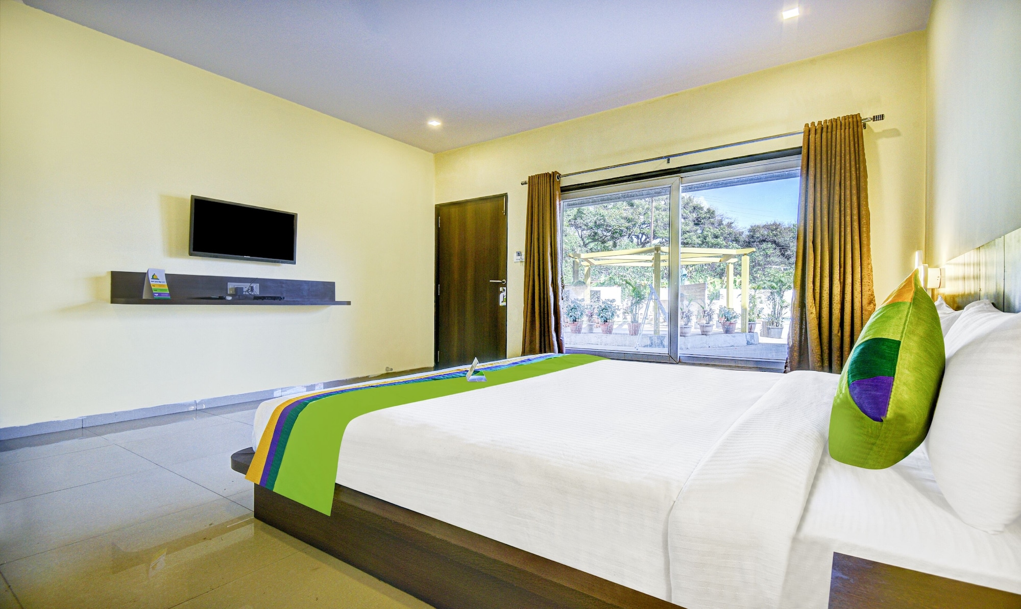 Standard, Queen Bed 2/6