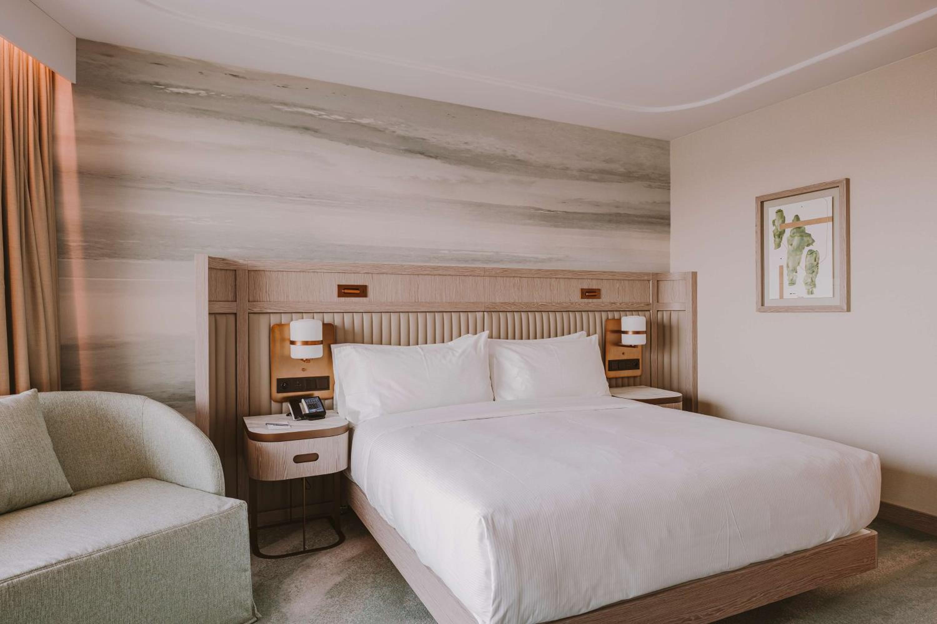 1 Bedroom, Suite, King Bed, Lateral Side Sea View