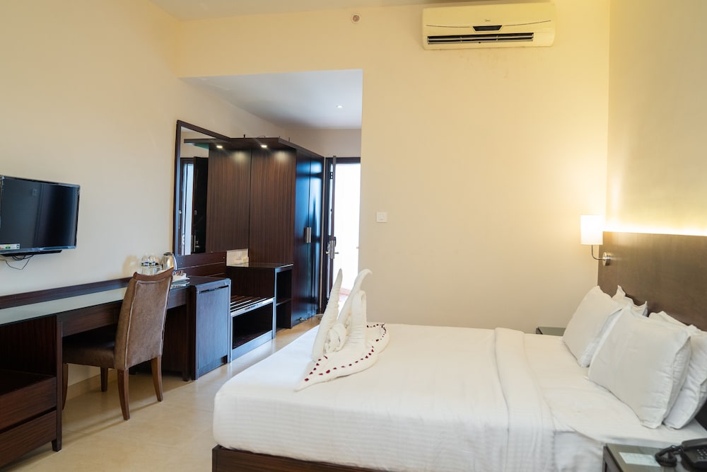 Executive, King Bed, Pool Side، The Fern Courtyard Resort 6/7