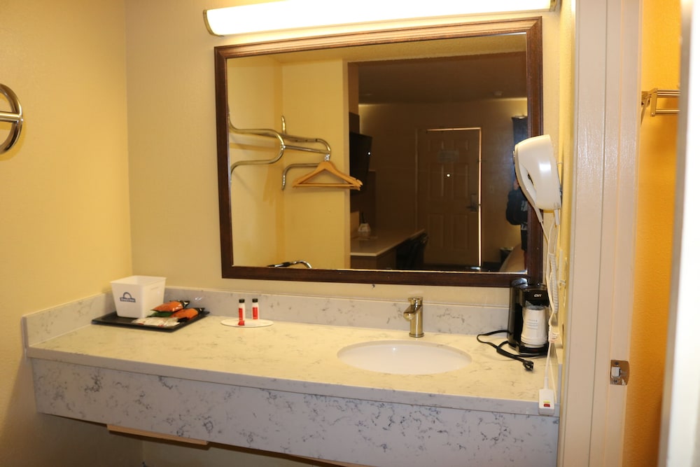Days Inn By Wyndham Fresno South 24/38