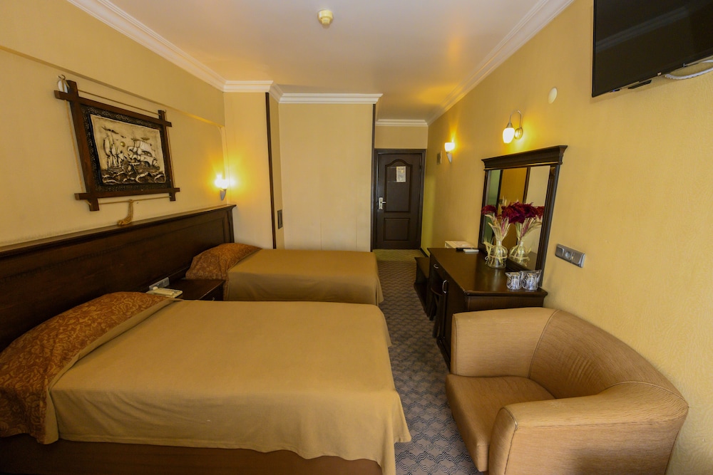 Karen Hotel 7/10