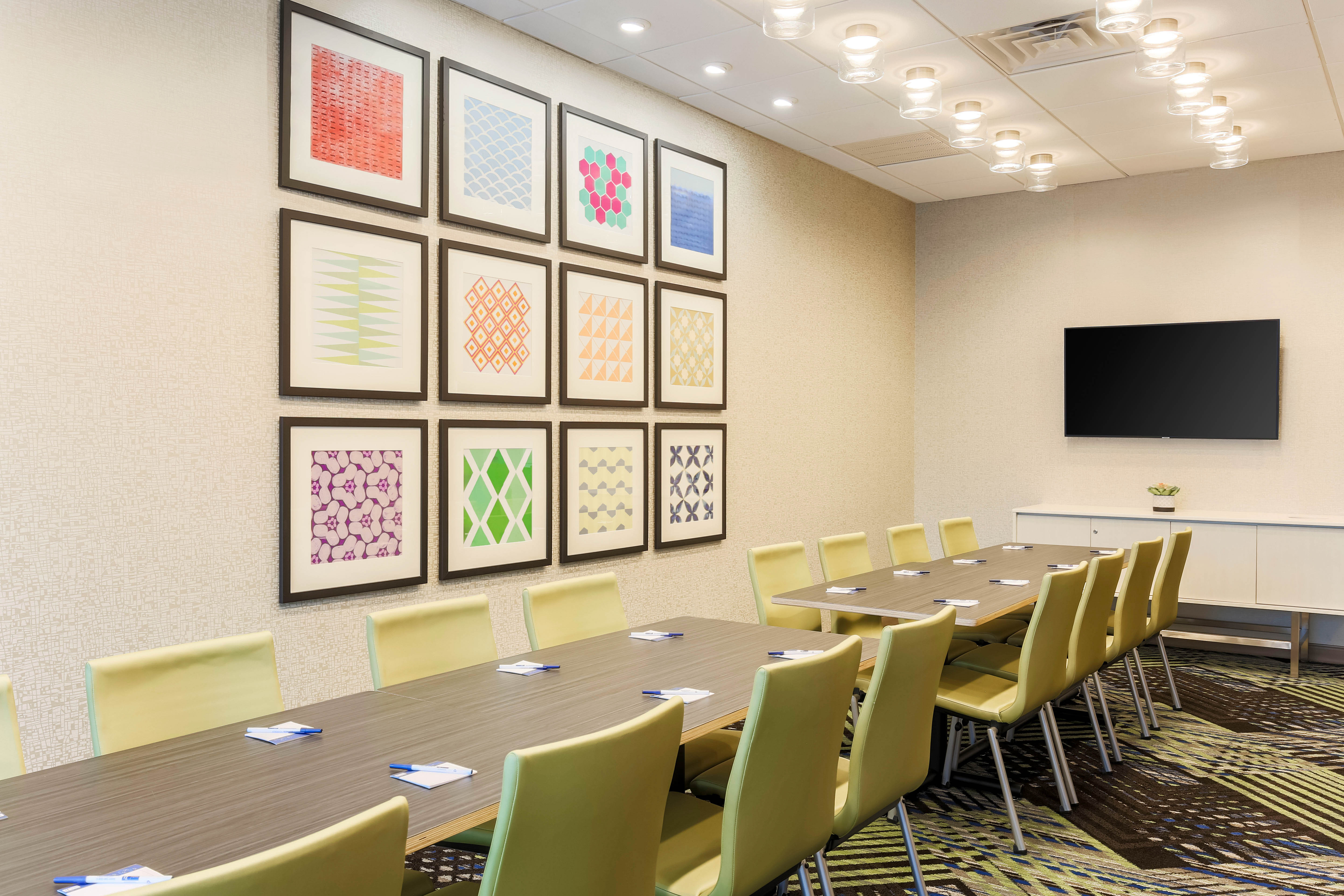 Holiday Inn Express & Suites Chicago O'hare Airport 52/60