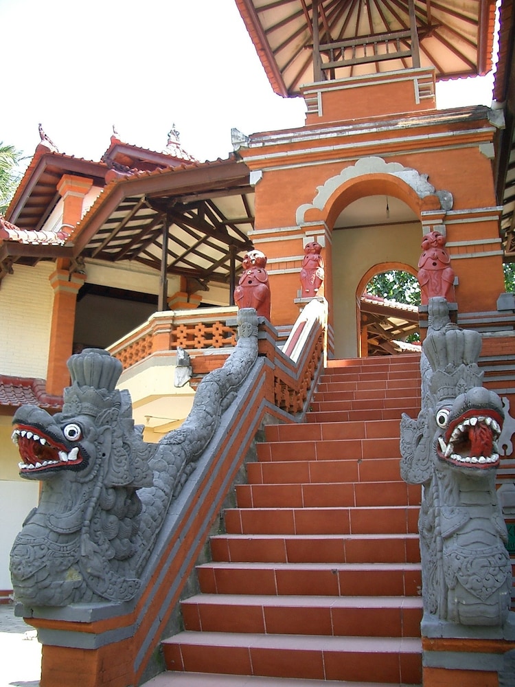 Puri Naga Beachfront Cottages 11/65