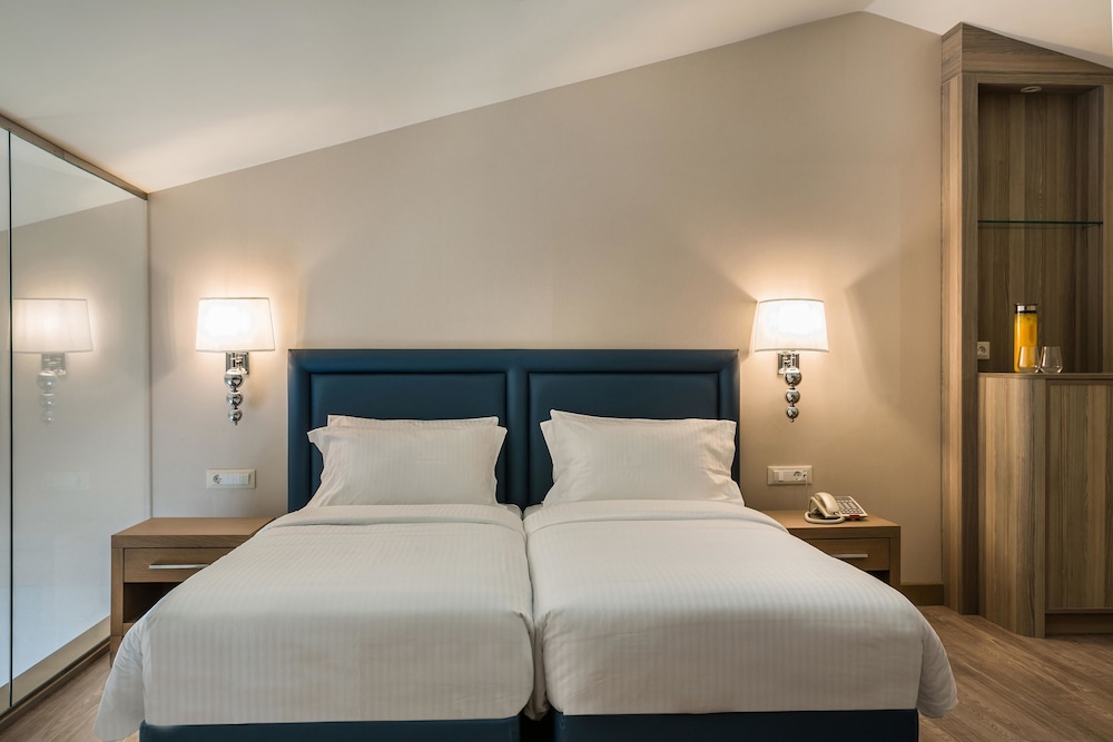 Premium, Suite, Queen and Twin Beds, 2 Sofa