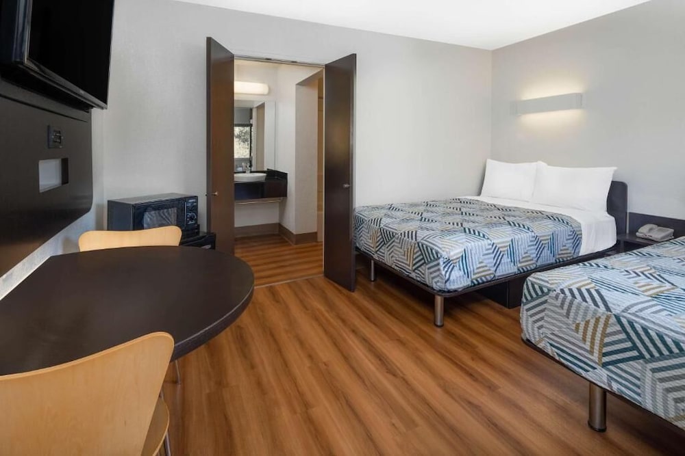 Motel6 Santa Barbara, CA - State Street 21/54