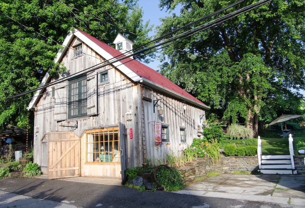 Lily Garden Bed and Breakfast 2/28