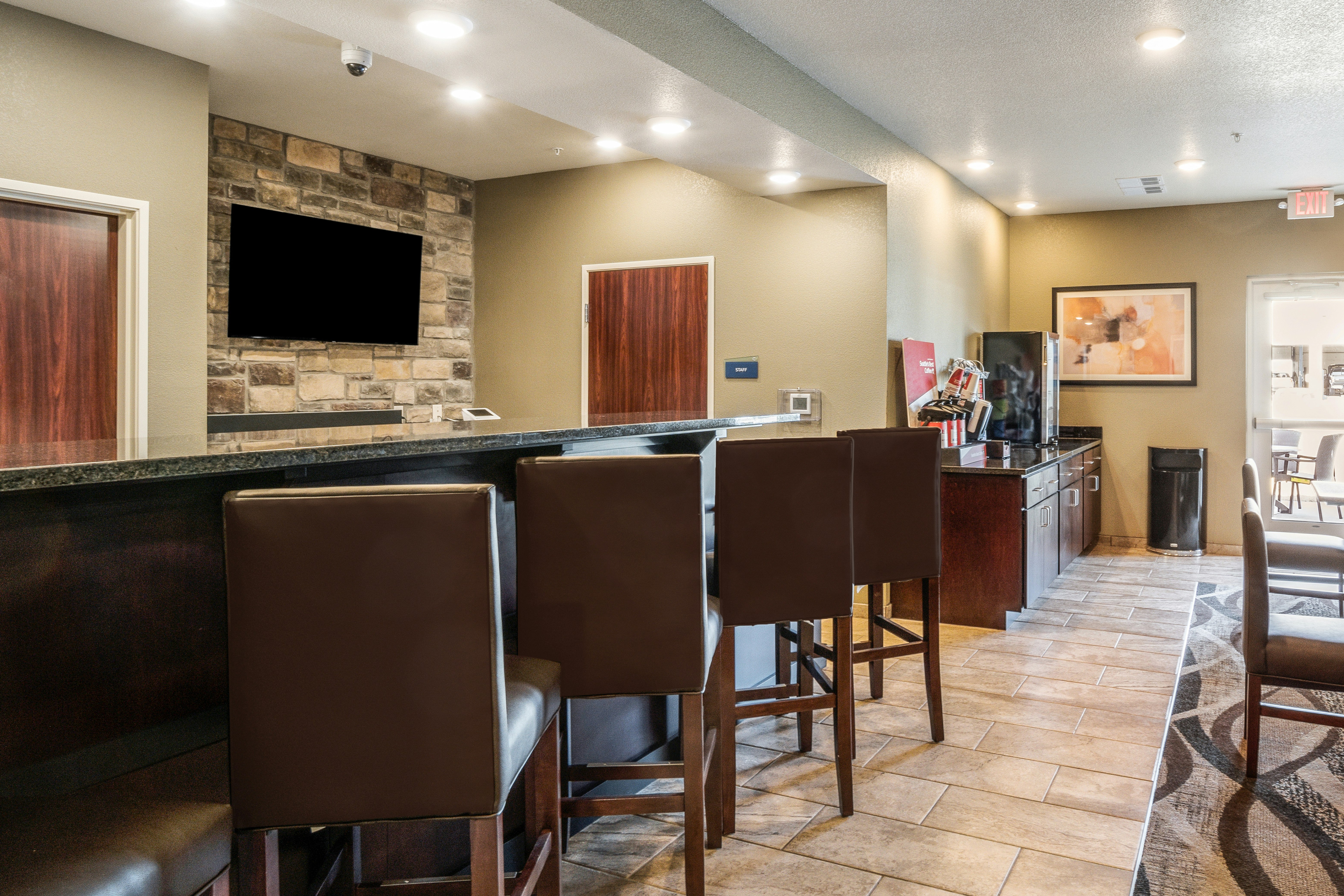 Cobblestone Hotel & Suites - Newport 57/61