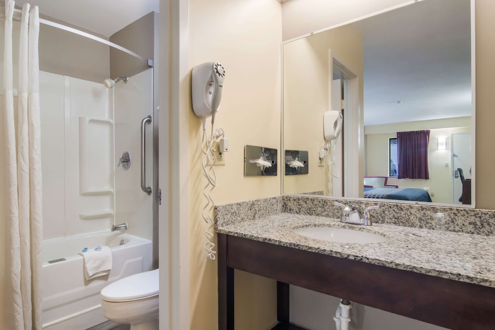 Rodeway Inn and Suites Monroeville Pittsburgh 34/42