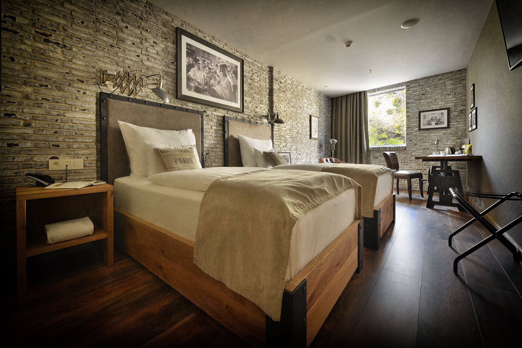 COMFORT, TWIN BEDS