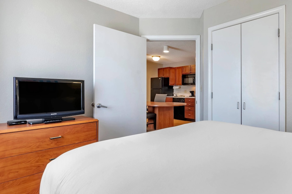 Signature, Efficiency, Suite, Queen Bed, Accessible