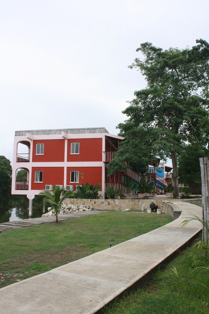 LAMANAI LANDINGS HOTEL AND MARINA 8/76