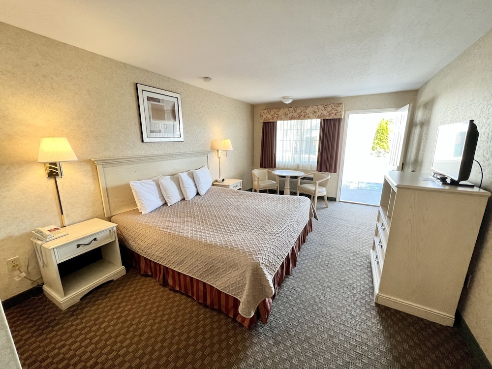 STANDARD, KING BED, COURTYARD AREA