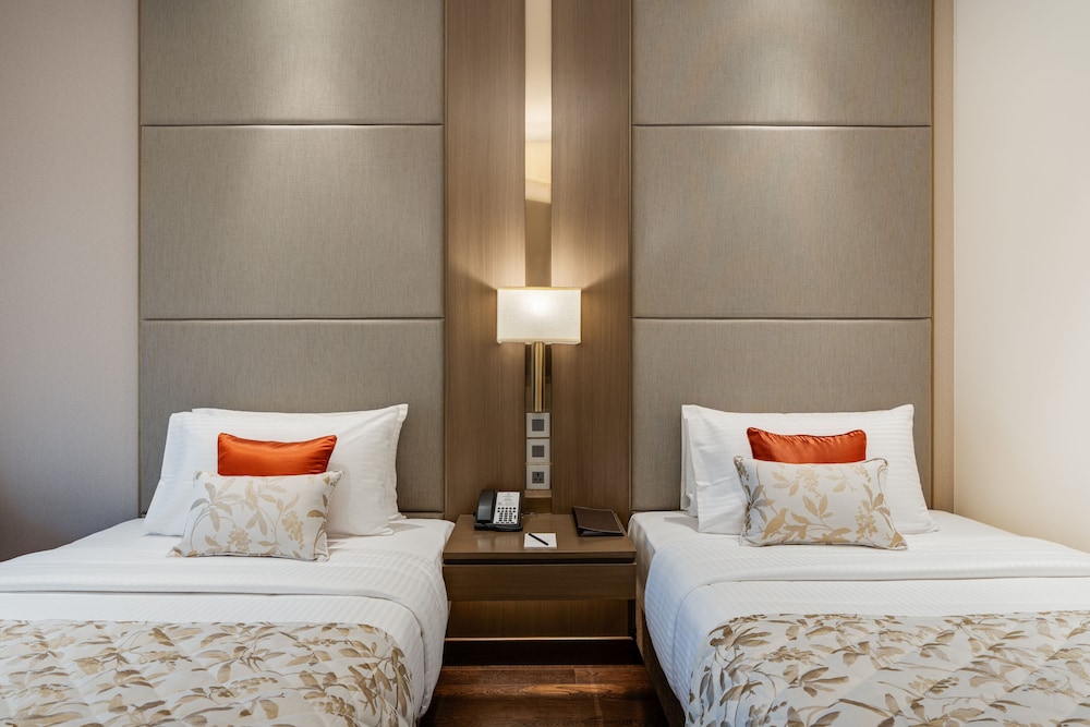 DELUXE, TWIN BEDS, POOL VIEW