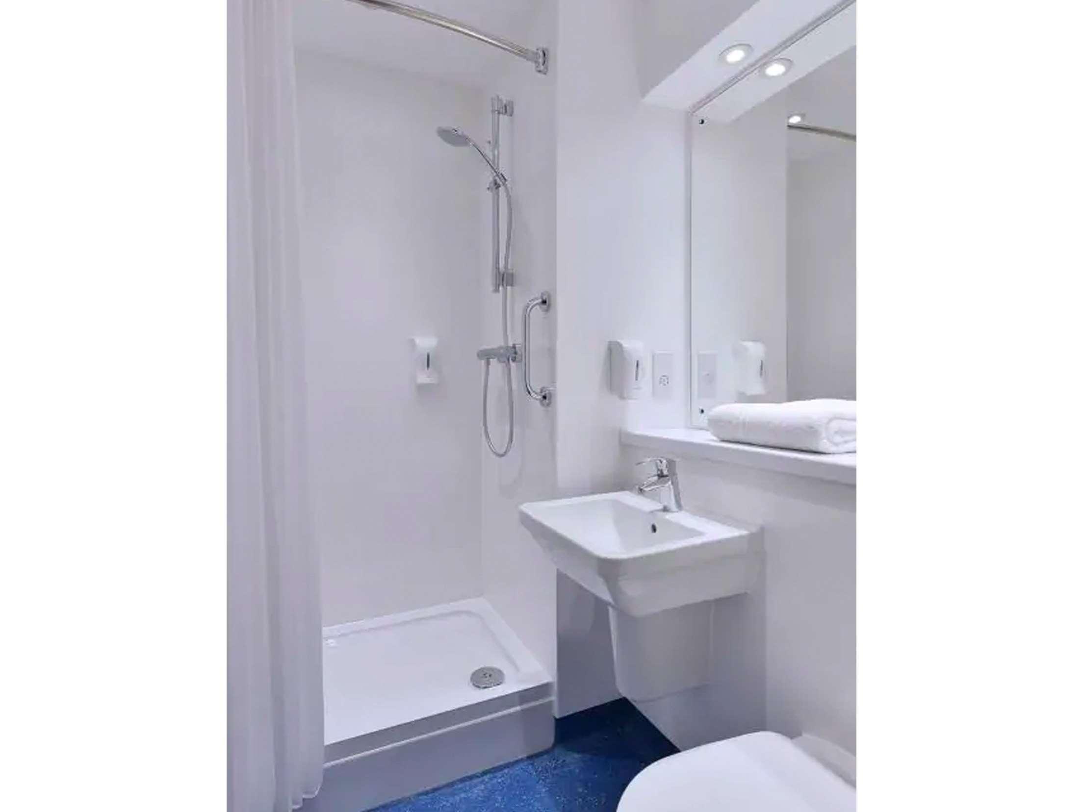 Travelodge Chertsey 25/27