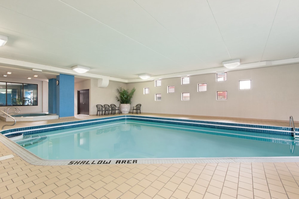 Days Inn By Wyndham Niagara Falls Near The Falls 7/44