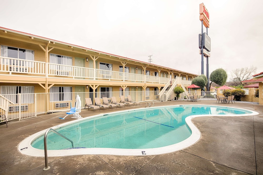 GuestPlace Inn & Suites 15/17