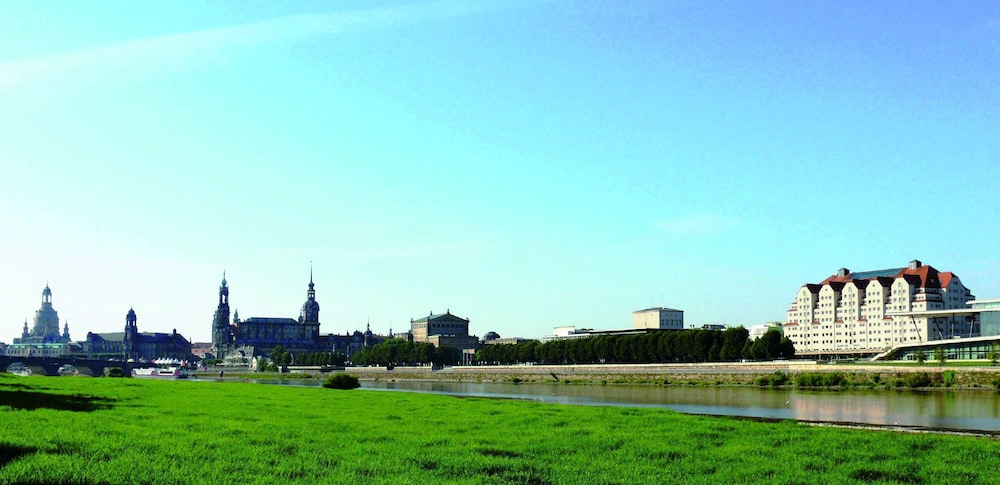Maritim Hotel & Internationales Congress Center Dresden 70/75