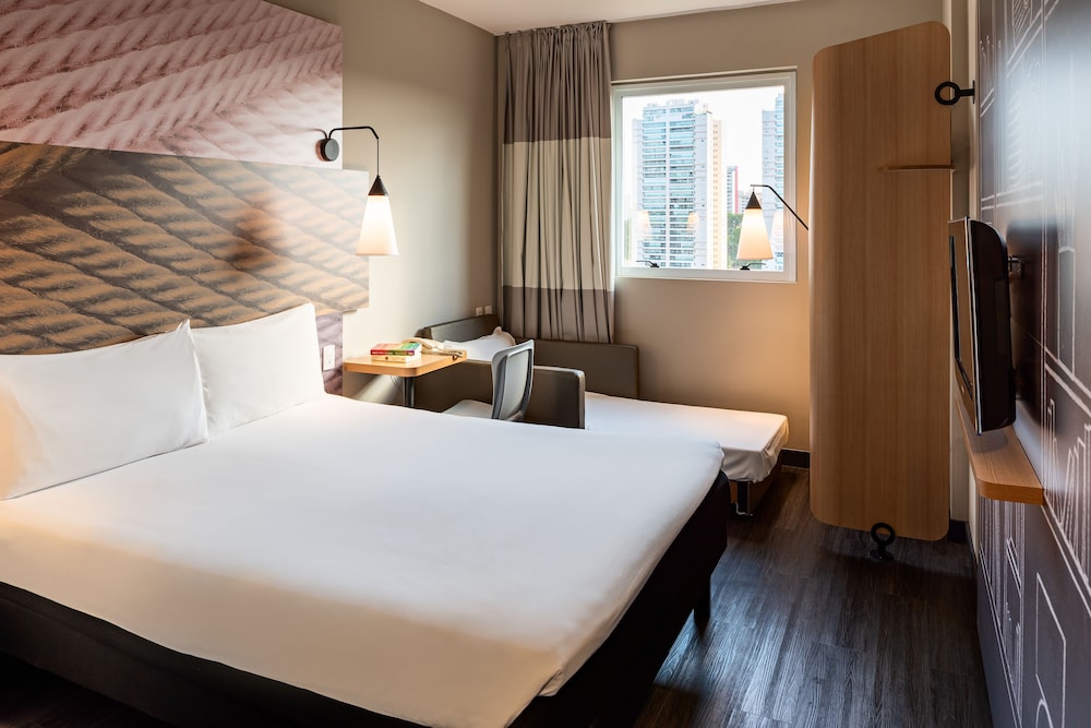 ROOM, TWIN BEDS