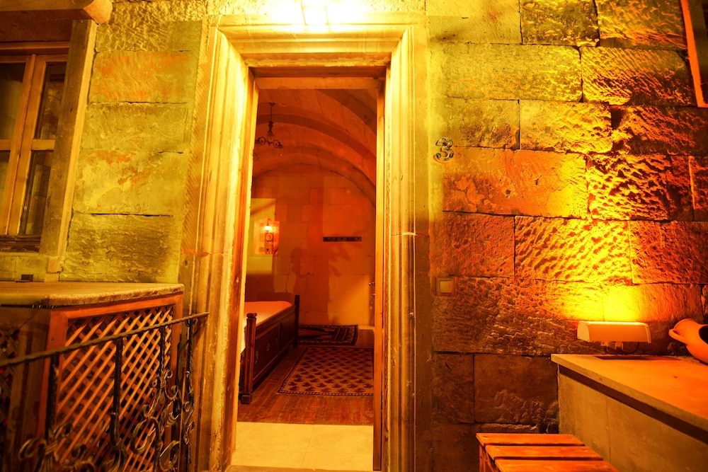 Vineyard Cave Hotel 75/98