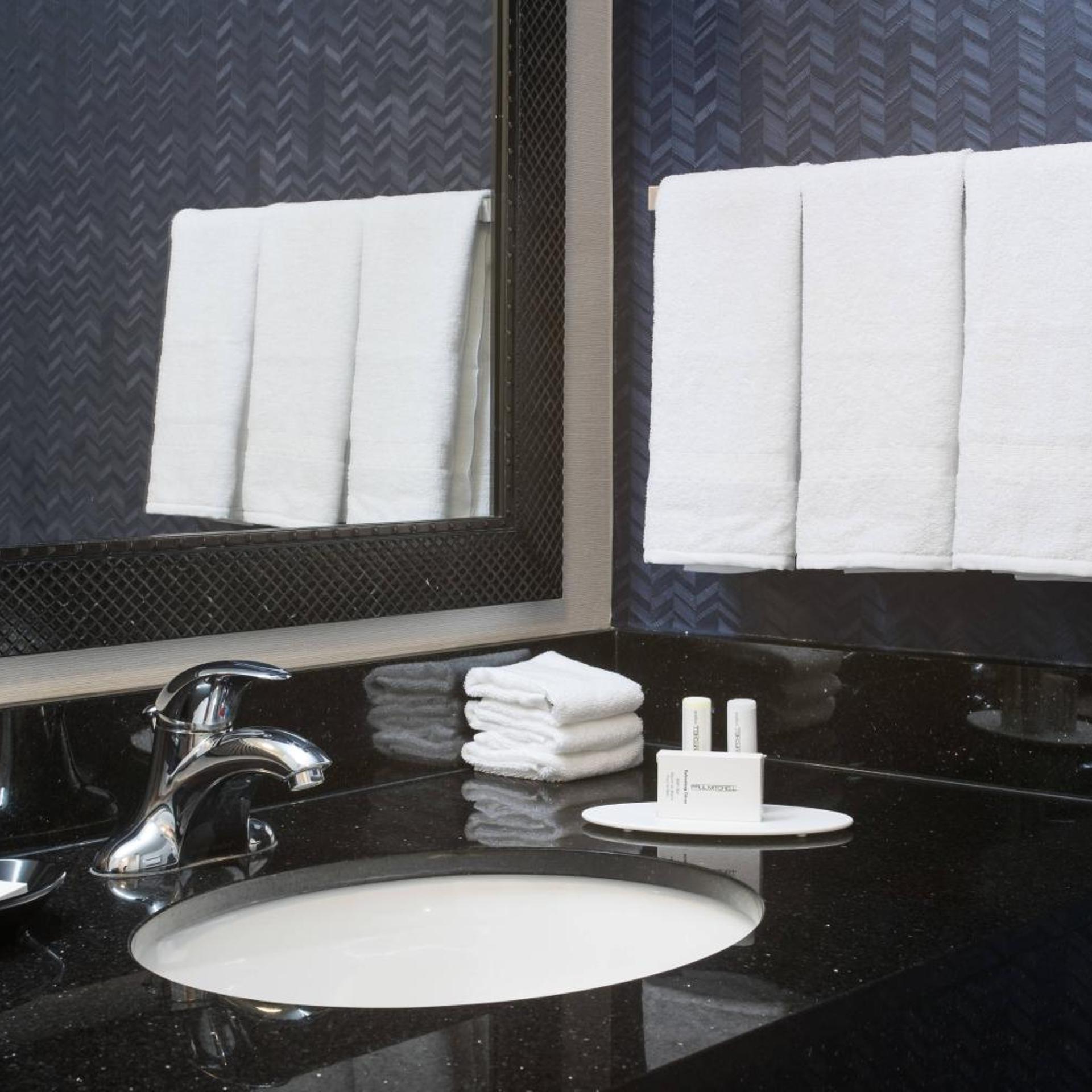 غرفة بسرير كينج بحوض استحمام لذوي الإعاقة، Fairfield Inn And Suites Orlando At Seaworld 10/10