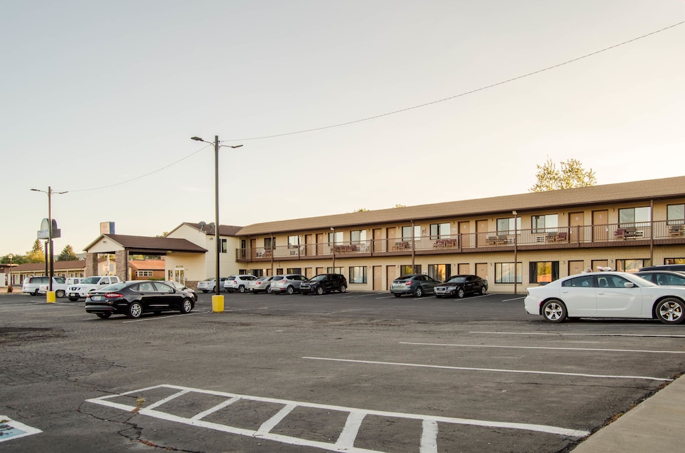 Econo Lodge 22/23