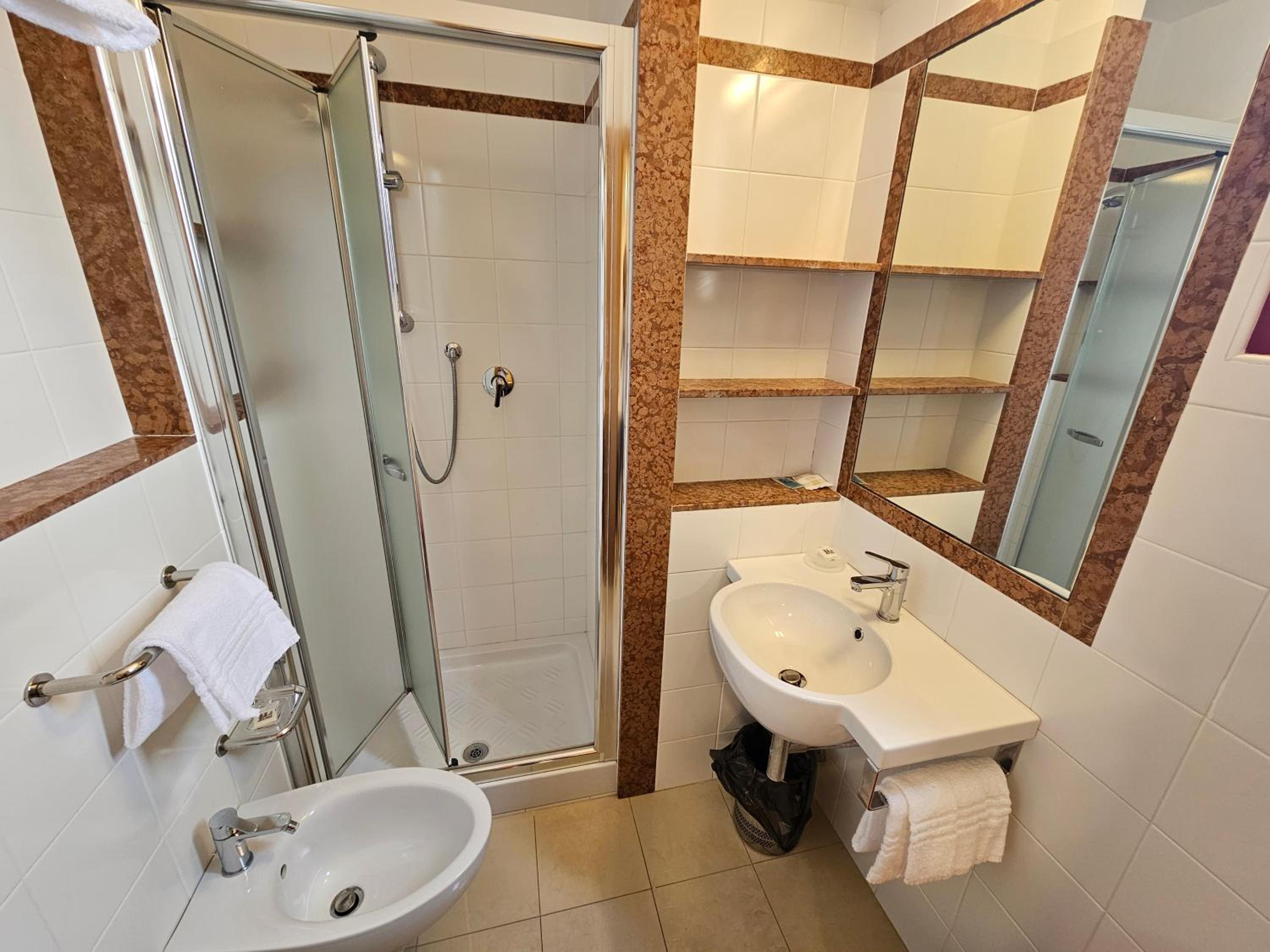 Hotel Fiorella 48/50