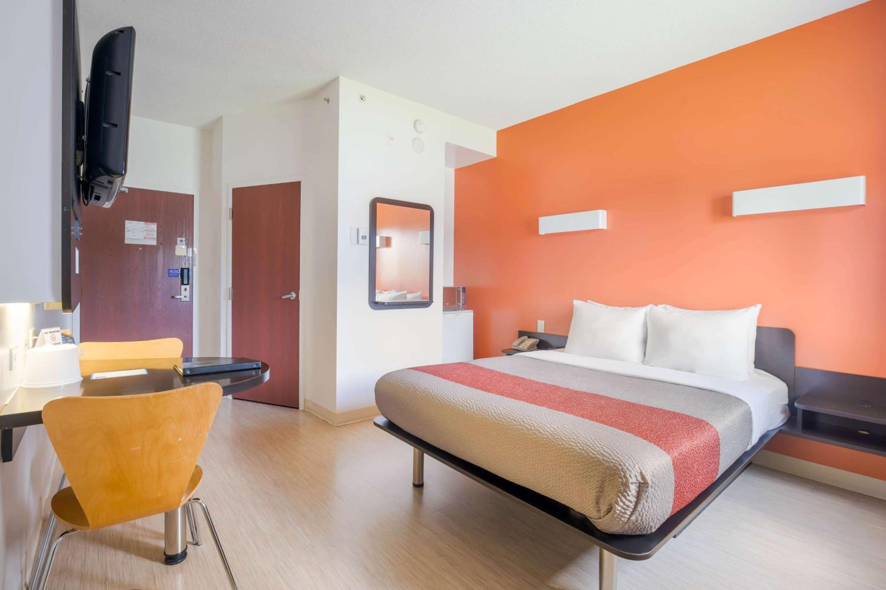 ROOM, QUEEN BED