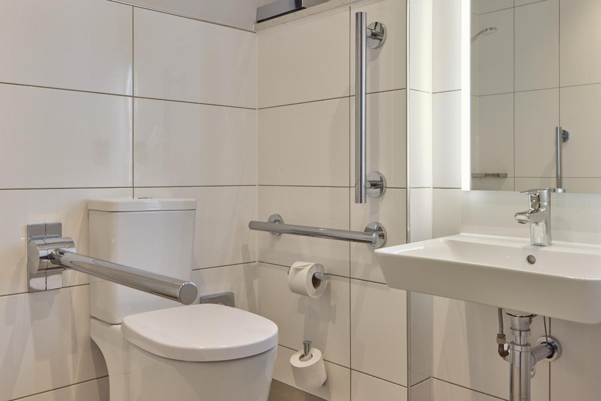 غرفة بسرير كينج وسرير كوين لذوي الإعاقة، DoubleTree by Hilton St Anne's Manor 6/10