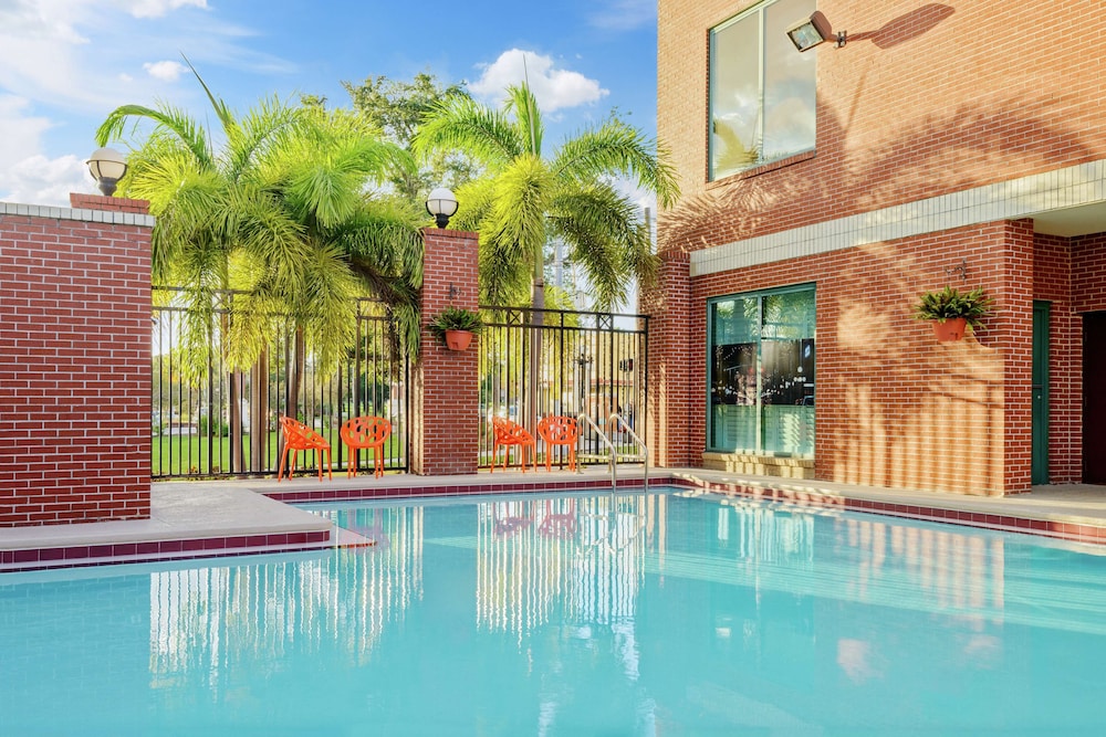 Hampton Inn & Suites Tampa/Ybor City/Downtown 3/42